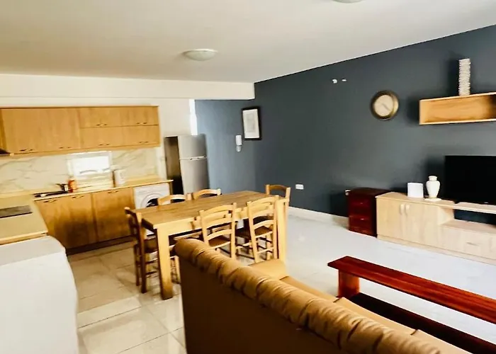 Fleur-de-lys Apartment