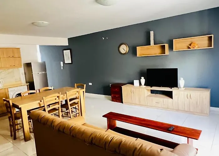 Fleur-de-lys St. Paul's Bay